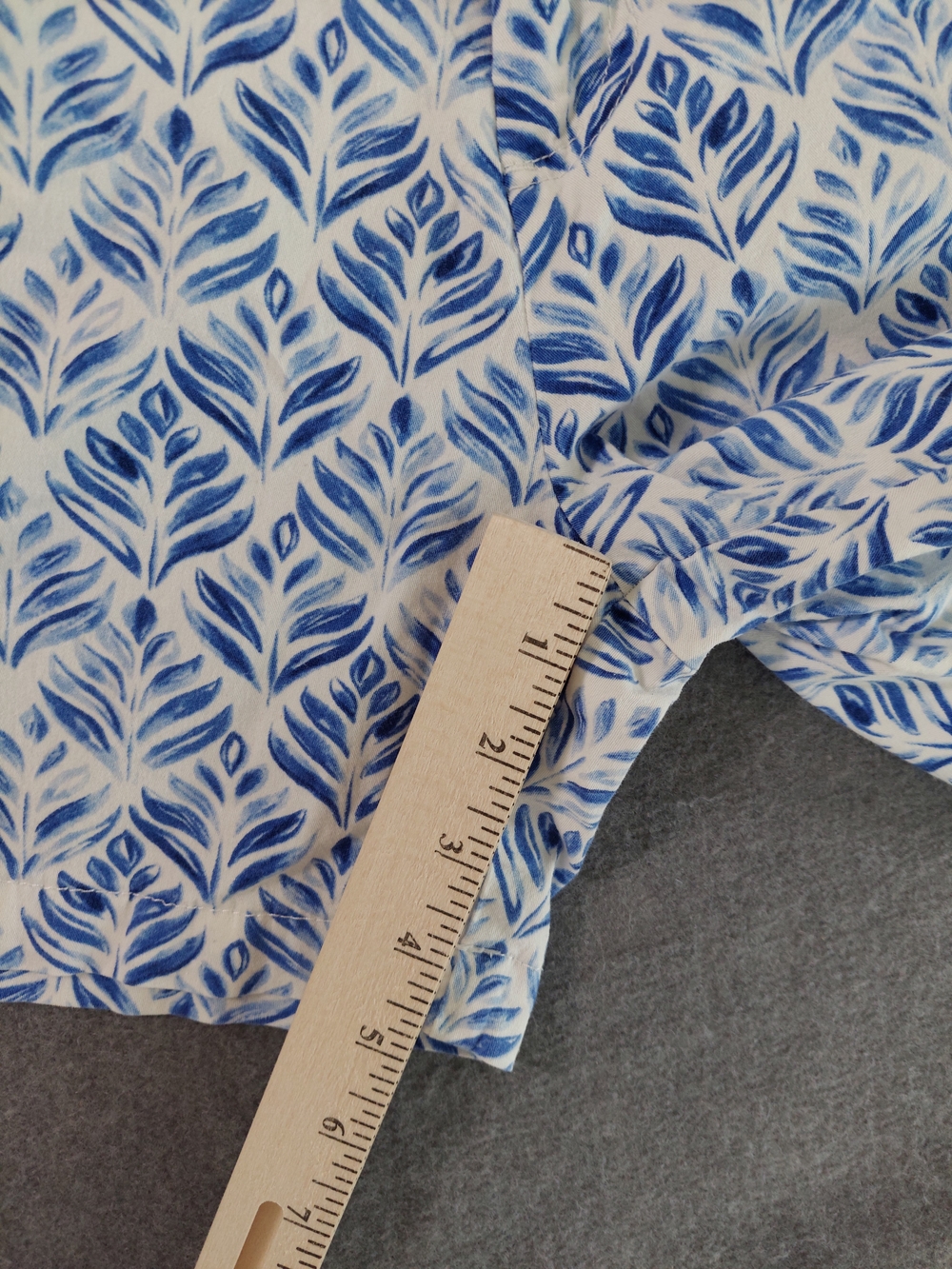 Caribbean Joe Blue & White Leaf Print Tropical Cotton Blend Shorts Size 12 - Picture 6 of 10